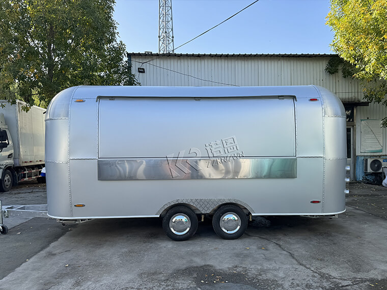 Materiál oxidu hlinitého Striebro Custom Airstream Food Truck