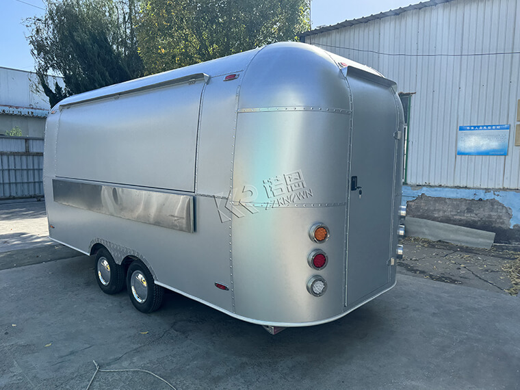 Materiál oxidu hlinitého Striebro Custom Airstream Food Truck