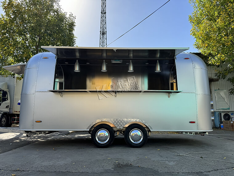 Materiál oxidu hlinitého Striebro Custom Airstream Food Truck