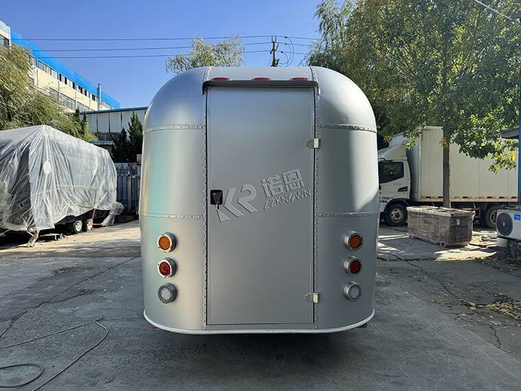 Materiál oxidu hlinitého Striebro Custom Airstream Food Truck