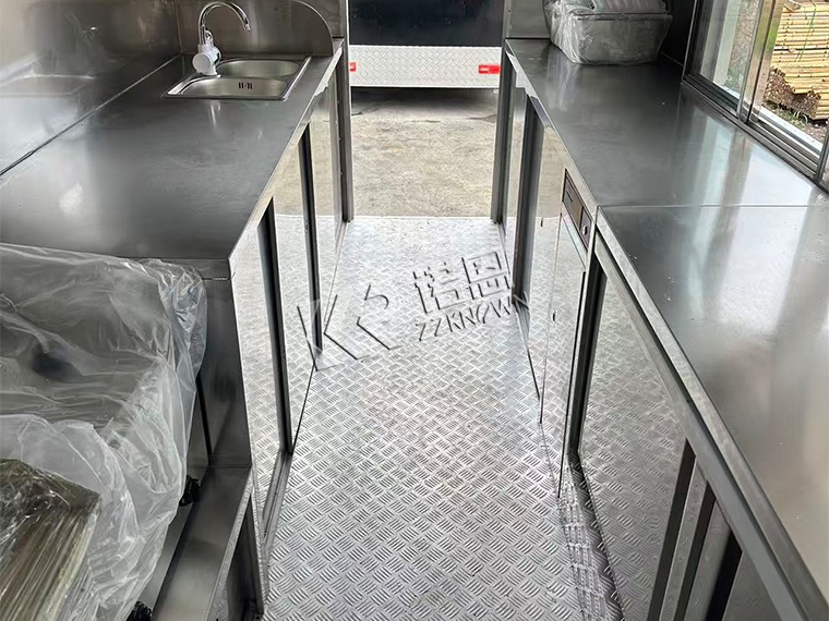 Mobile Food Trucks with Full Kitchen