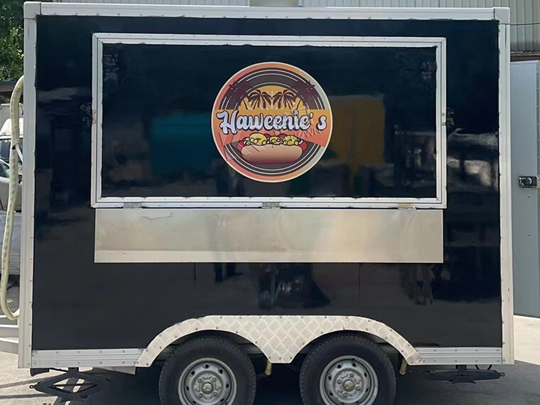 2,8 m 9,2 fot svart fyrkantig foodtruck till salu med ljusskylt och logotyp