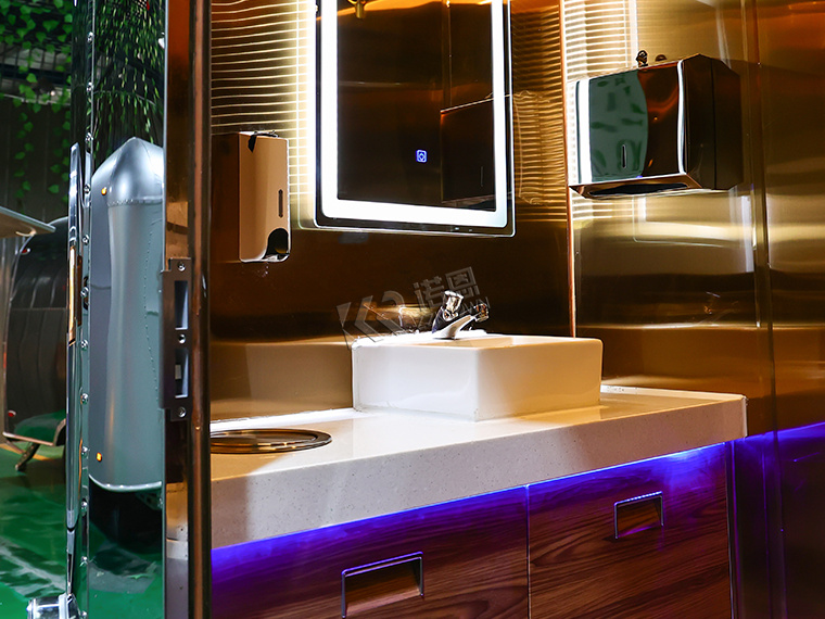 Luxury 2 Stall Portable Toilets Trailer For Wedding